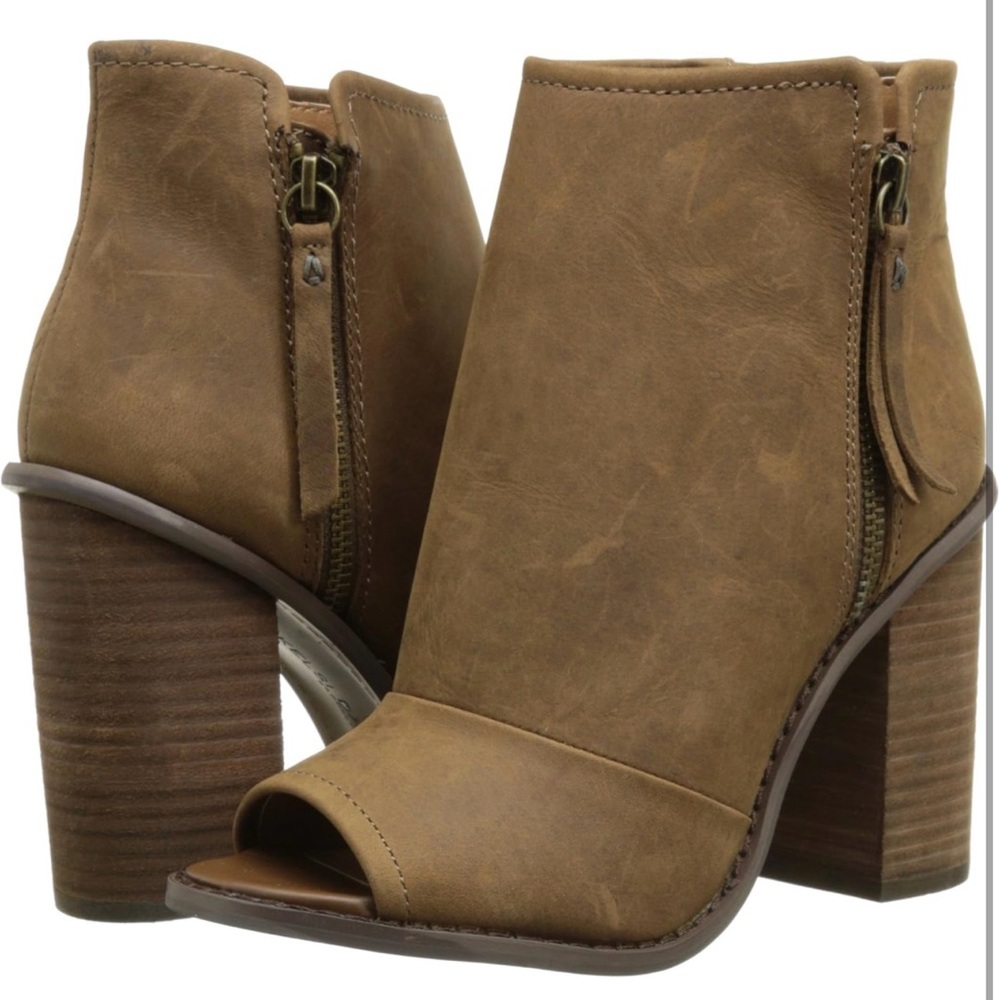 Kelsi Dagger Brooklyn
Womens Side Zip Block Heel Peep Toe Booties Brown Size 7.5